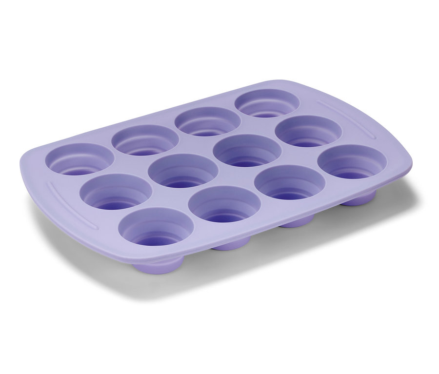 Fialová skládací silikonová forma na muffiny s dvanácti otvory.