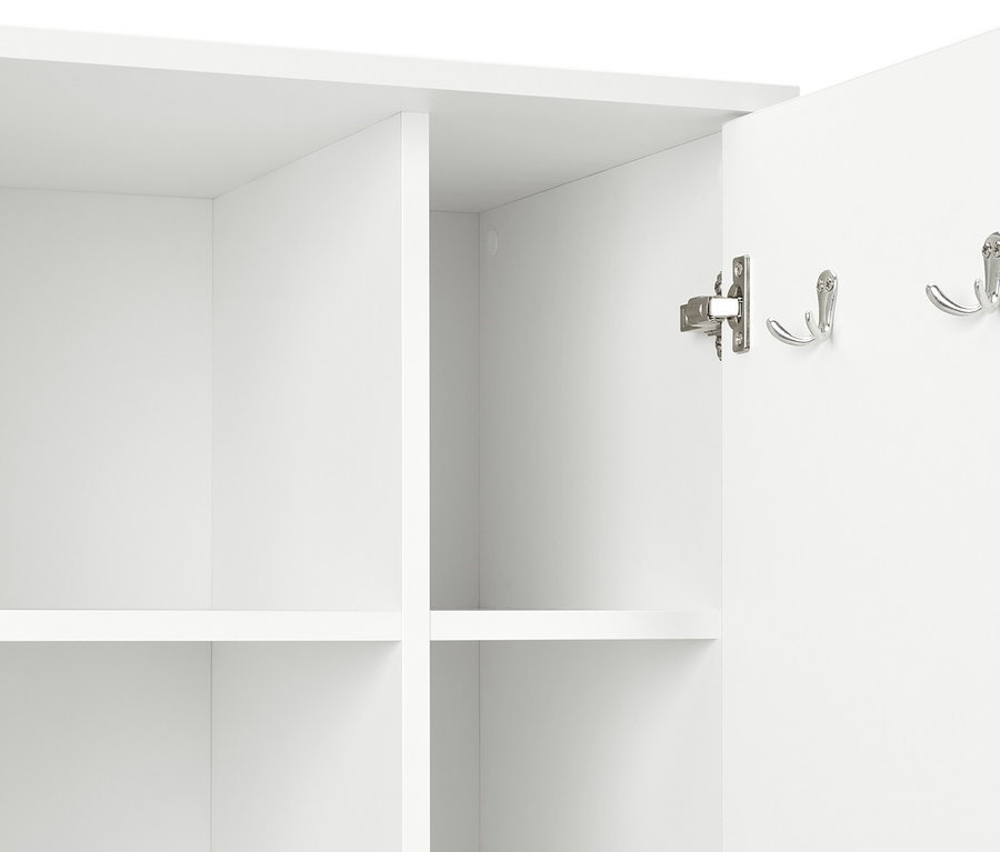 Pohled dovnitř univerzální skříně s policemi a háčky.