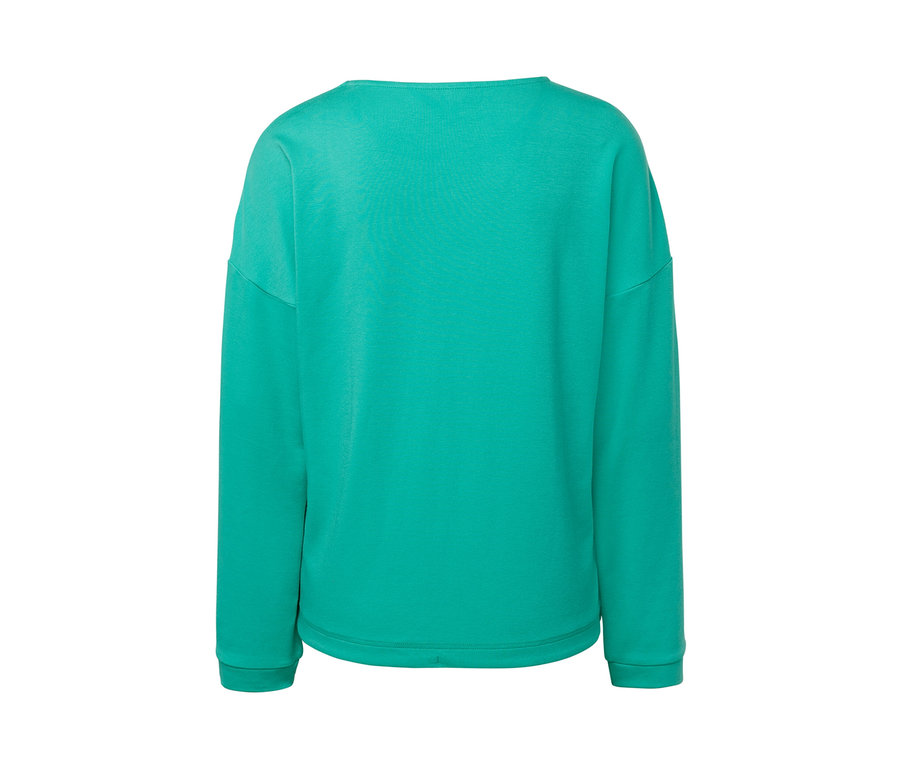 Zadní pohled na modrozelenou mikinu.