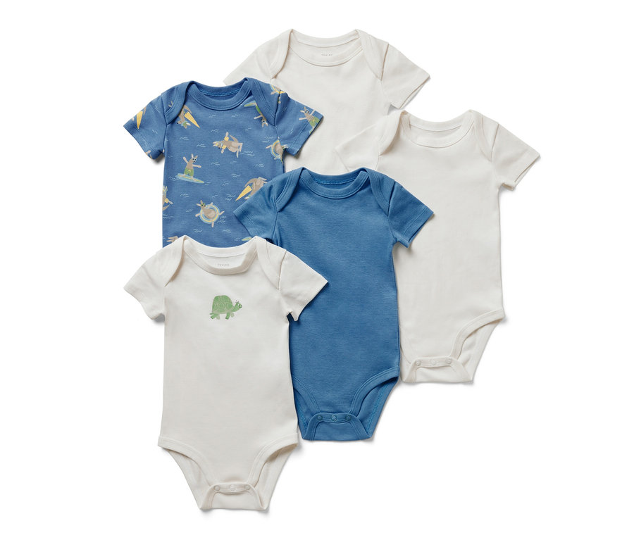 Pět dětských body s krátkým rukávem: Jedno modré s potiskem, jedno modré, jedno bílé s želvou a dvě bílá.
