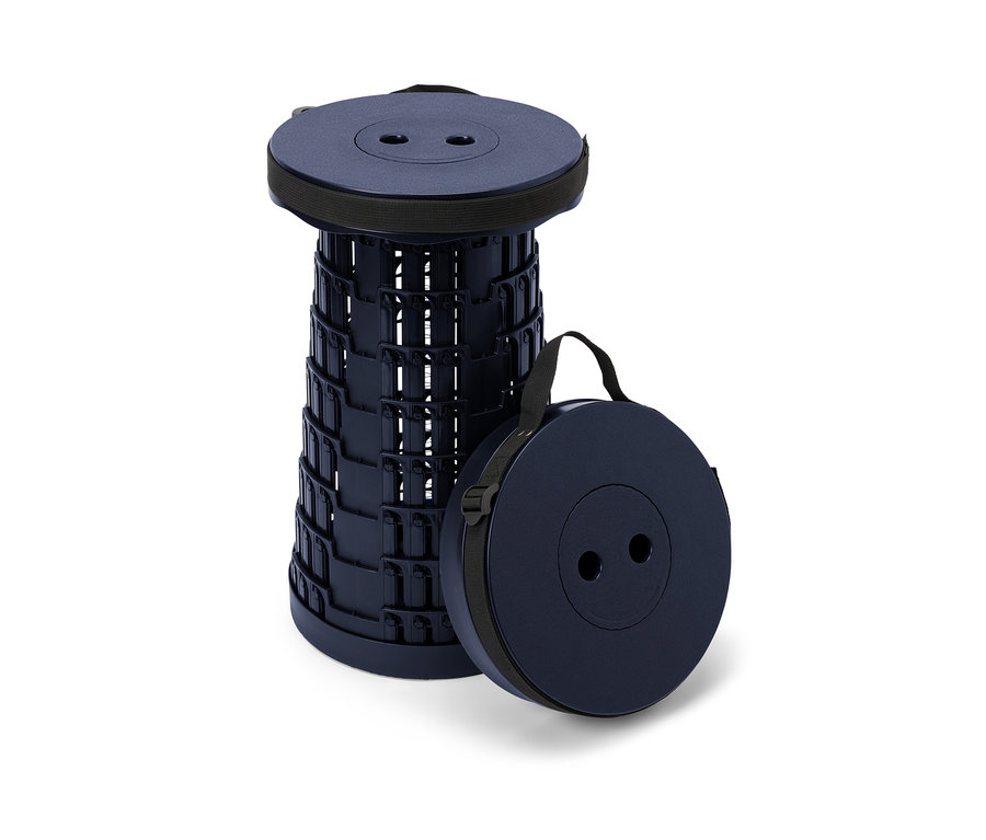 Složená a rozložená teleskopická kempingová stolička vedle sebe.