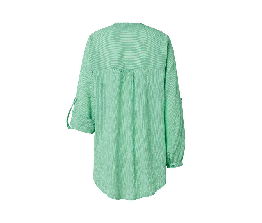 Zadní pohled na dlouhou tuniku s proužky v zelené barvě.