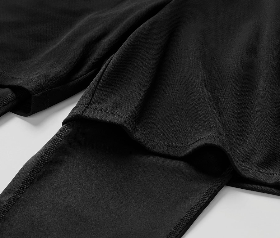 Detailní pohled na černé dětské sportovní legíny s šortkami.