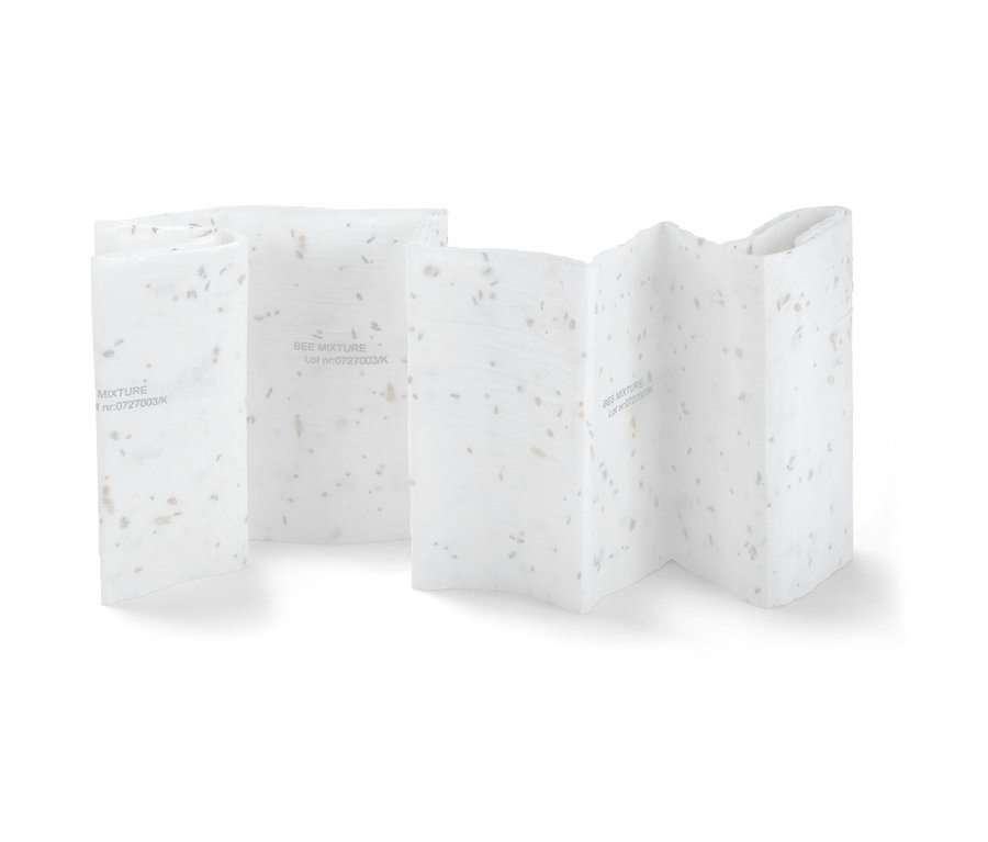 Dva rozložené květinové koberce Včelí louka na bílém pozadí.