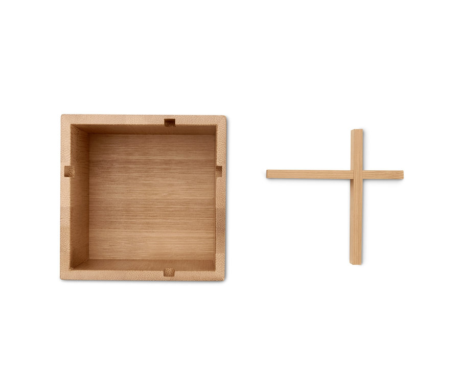 Dva bambusové organizéry na bílém pozadí.