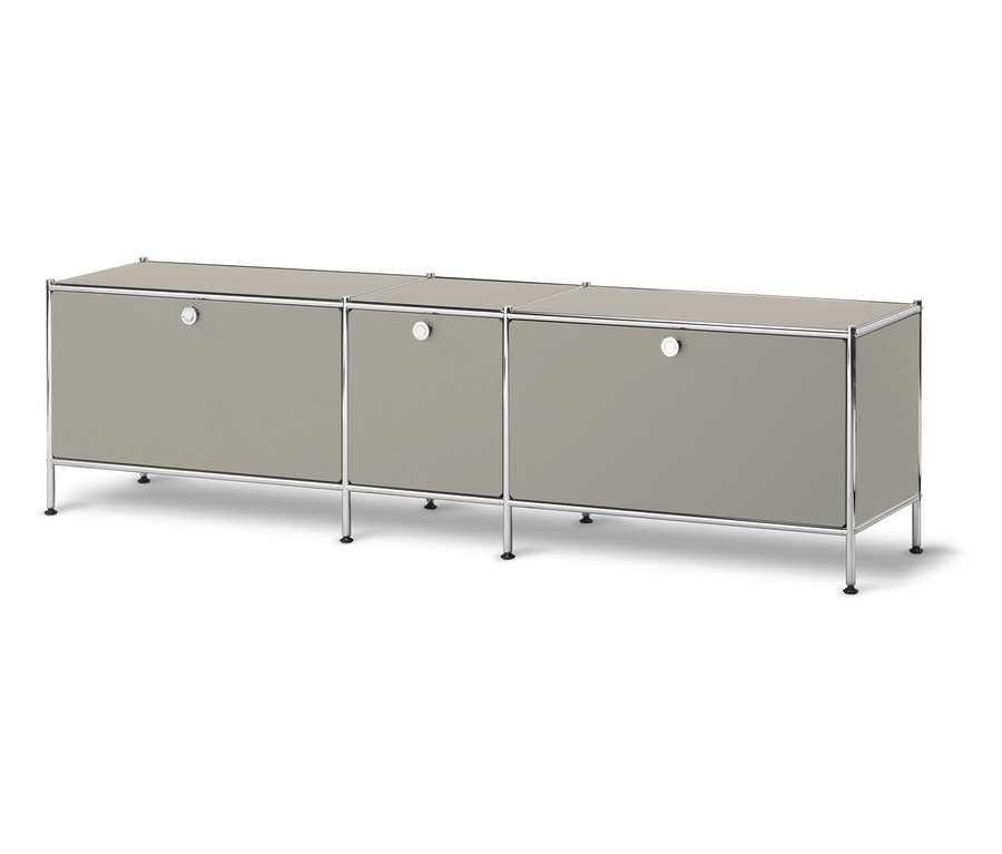 Šedá nízká skříňka CN3 se 3 výklopnými dvířky.