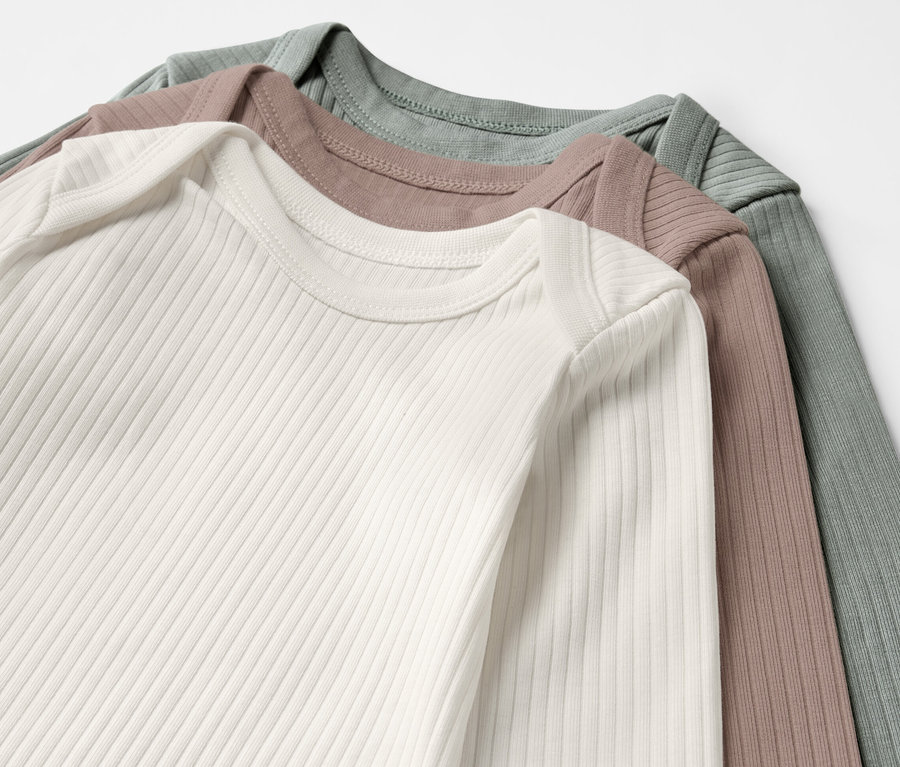 Tři žebrovaná body s dlouhým rukávem pro miminka v bílé, hnědé a zelené barvě.