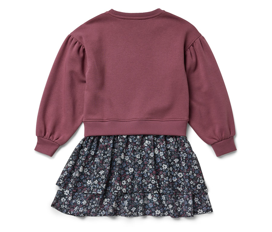 Šaty s dlouhým rukávem, fialový top a květovaná sukně.