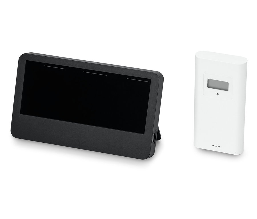 Černý tablet vedle bílého senzoru.