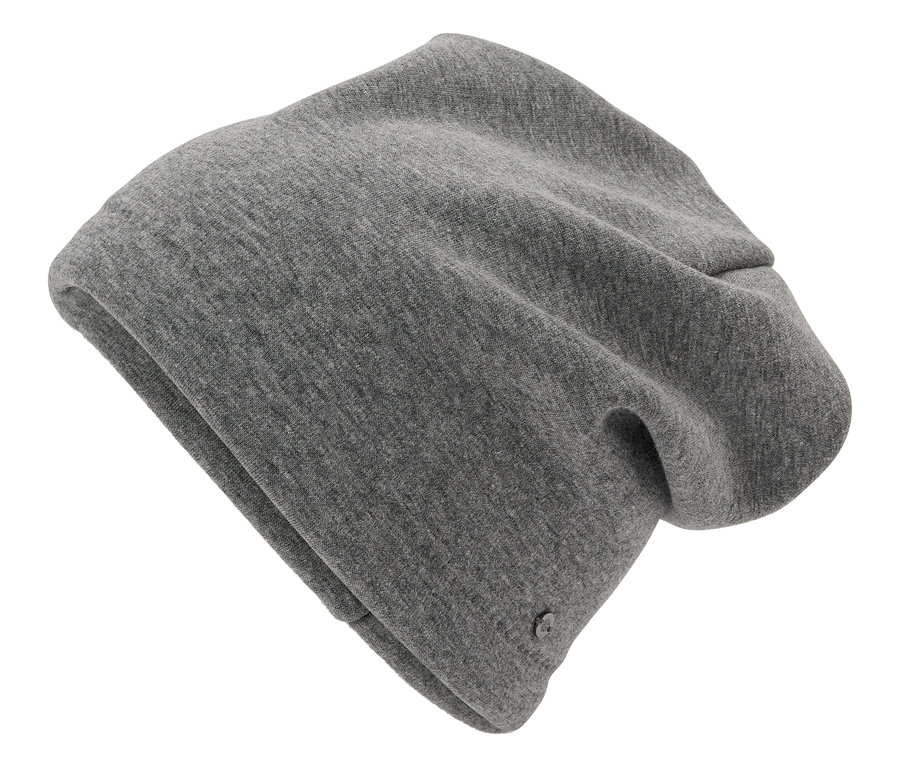 Detail šedé pletené čepice na bílém pozadí.
