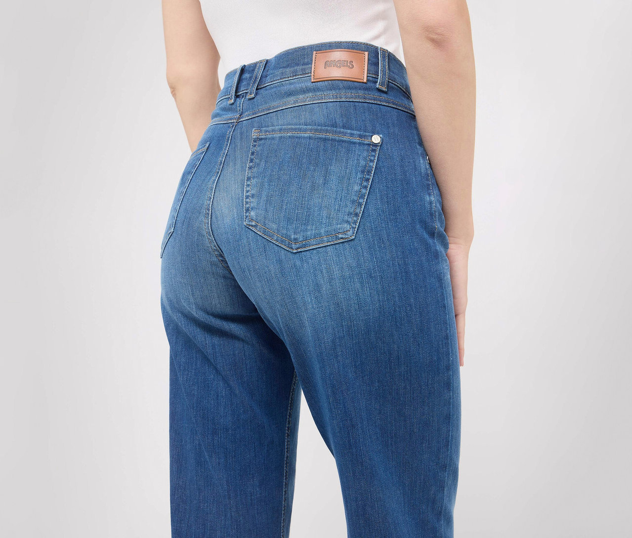 Detailní záběr zezadu na osobu, která má na sobě džíny Angels »Liz« Wide Leg, modré sprané.