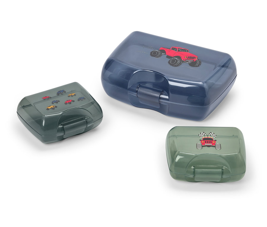 Tři svačinové boxy s motivy aut na bílém pozadí.