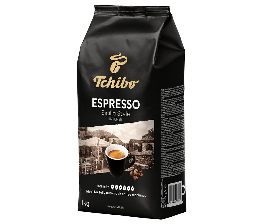 Černé balení zrnkové kávy Tchibo Espresso Sicilia Style o hmotnosti 1 kg.