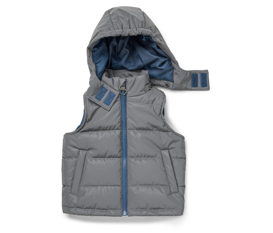 Šedá prošívaná vesta s kapucí a modrým zipem.