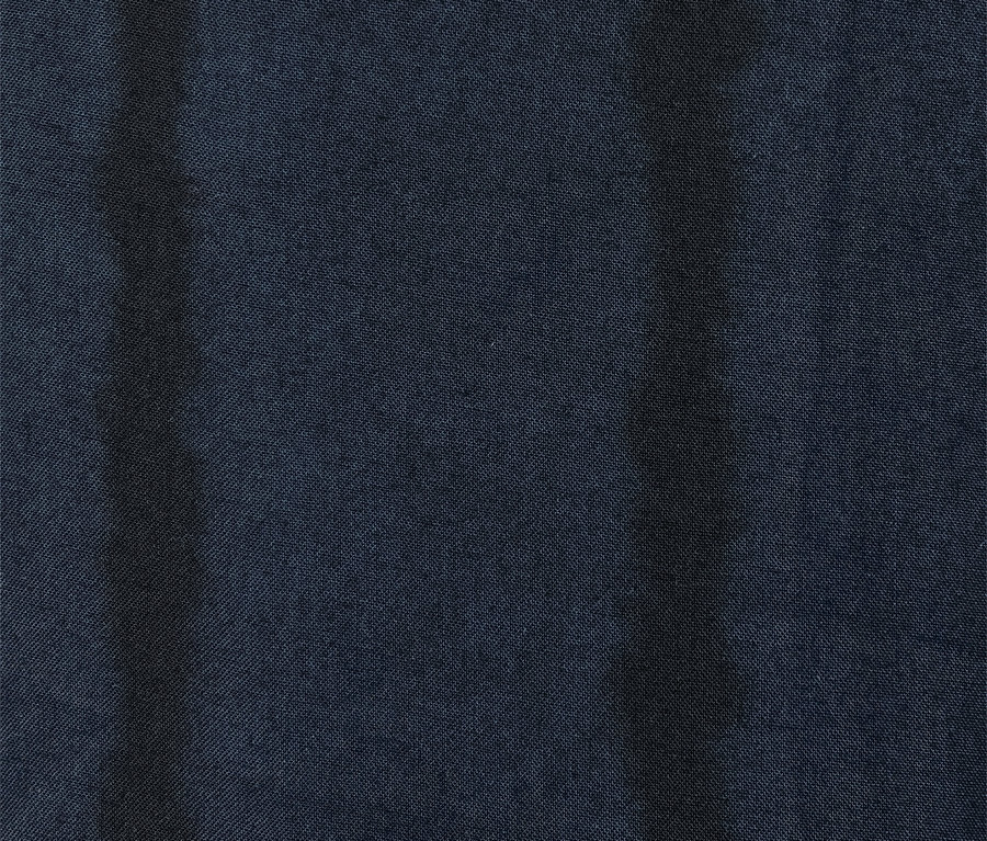 Detailní záběr na látku kalhot culotte s potiskem.