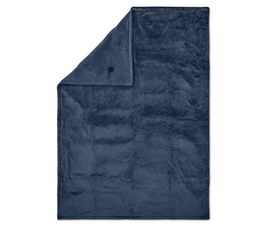 Modrá deka s knoflíkem v levém horním rohu.