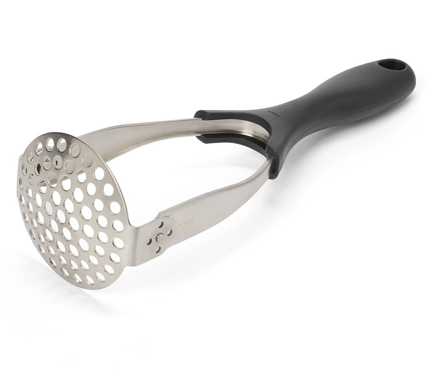 Nerezový šťouchač na brambory s černou rukojetí na bílém pozadí.