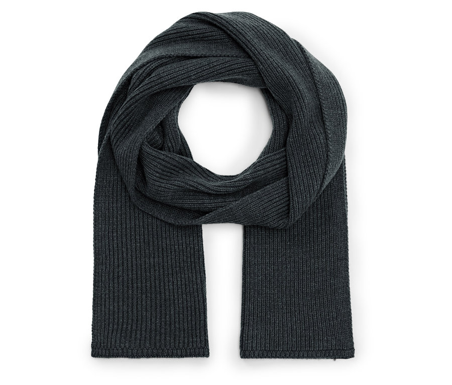 Šedá pletená šála leží na bílém pozadí.