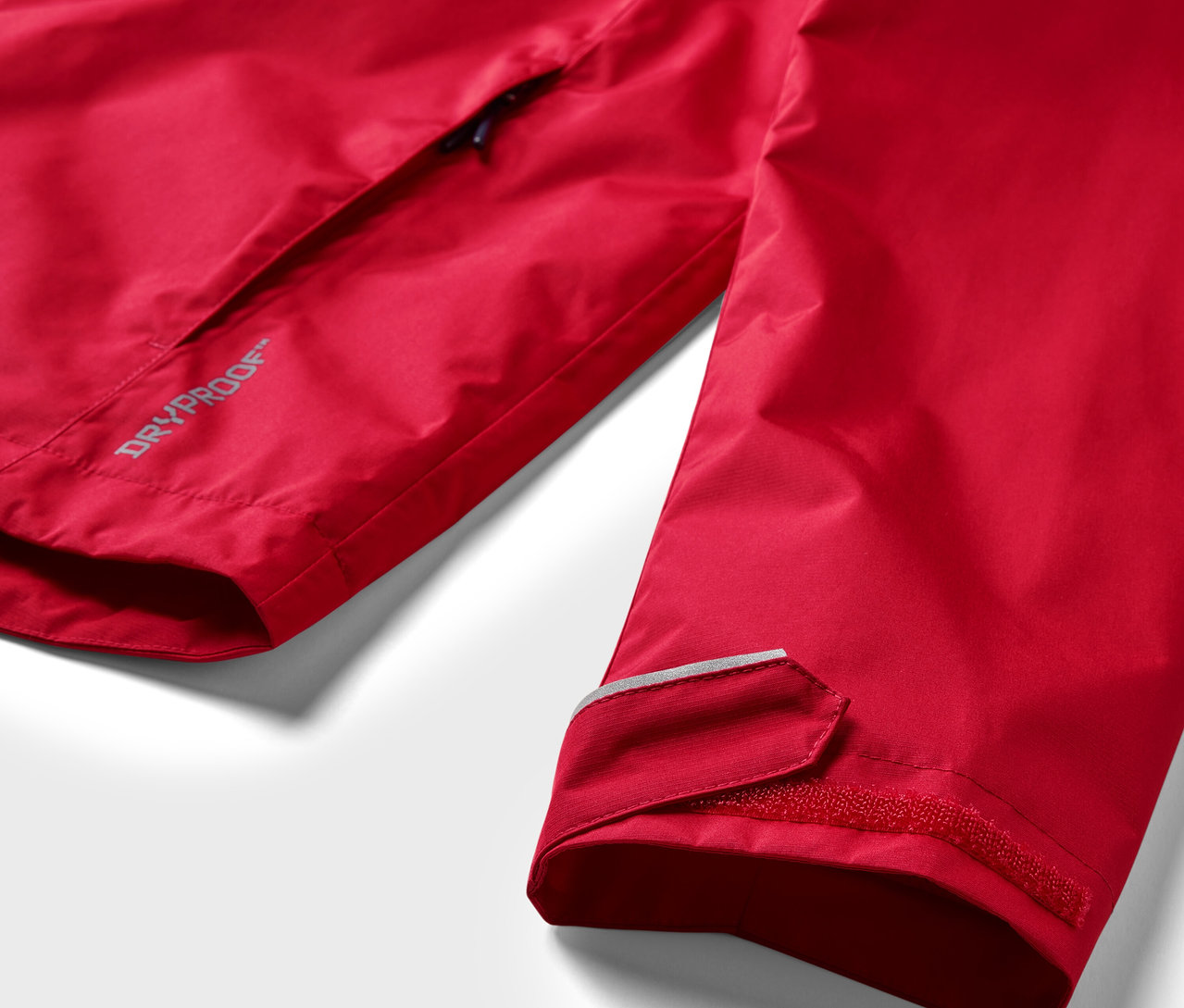 Detail červené bundy do deště.