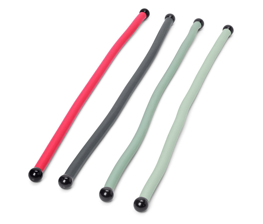 Čtyři Power Kabelbinder v červené, šedé a světle zelené barvě leží na bílém pozadí.