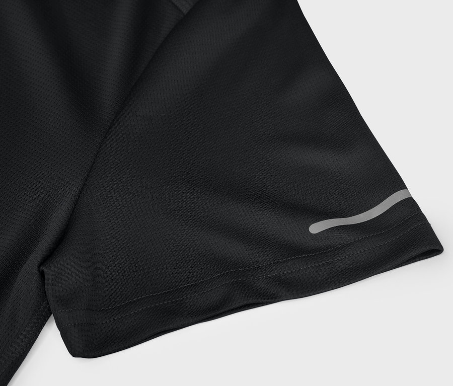 Detail černého sportovního trička s krátkým rukávem a reflexním prvkem.