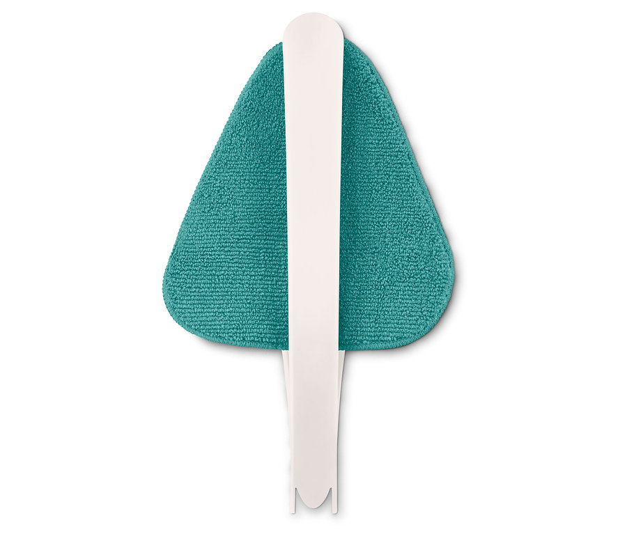 Detail záběru na zelený trojúhelníkový mop s bílou rukojetí na bílém pozadí.