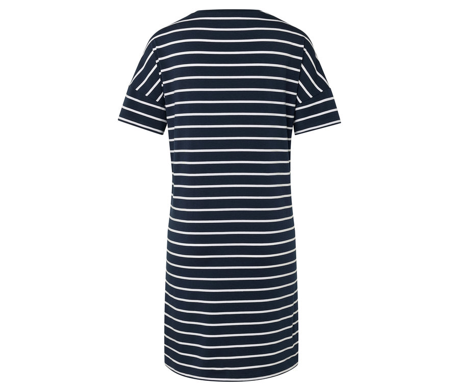Pohled zezadu na modré pruhované tričkové šaty.