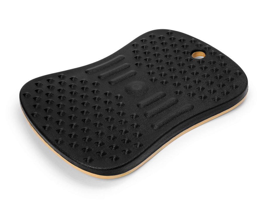 Černá balanční deska s hrbolky leží na bílém pozadí.