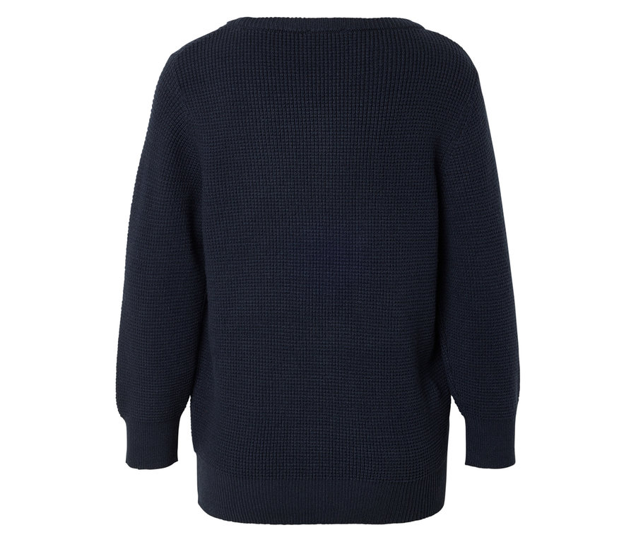 Pohled zezadu na tmavě modrý pletený svetr s kulatým výstřihem.