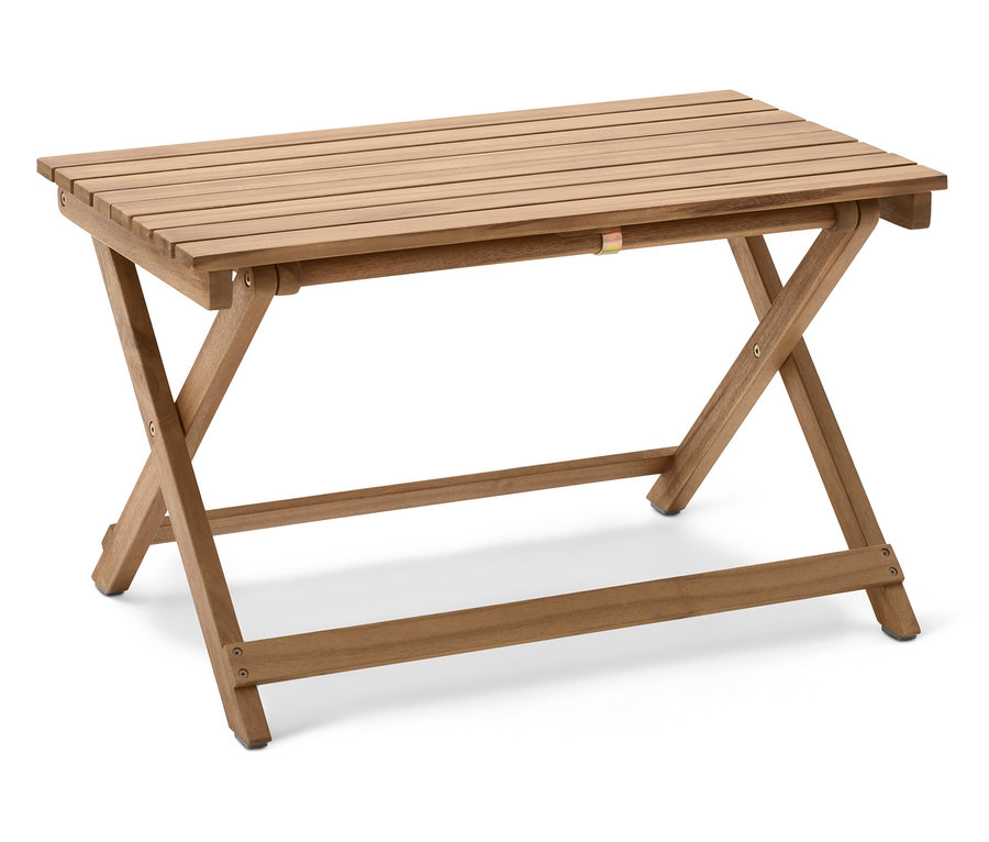 Obdélníkový, skládací dřevěný stůl stojící na bílém pozadí.