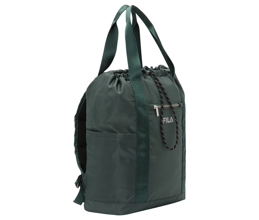 Zelená sportovní taška FILA se stahovací šňůrkou a kapsou na zip z boku.