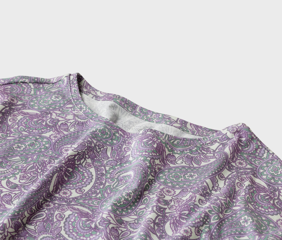 Detailní záběr na top s fialovým a zeleným paisley vzorem.