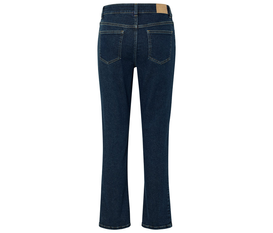 Detailní záběr na zadní část tmavě modrých džínů.