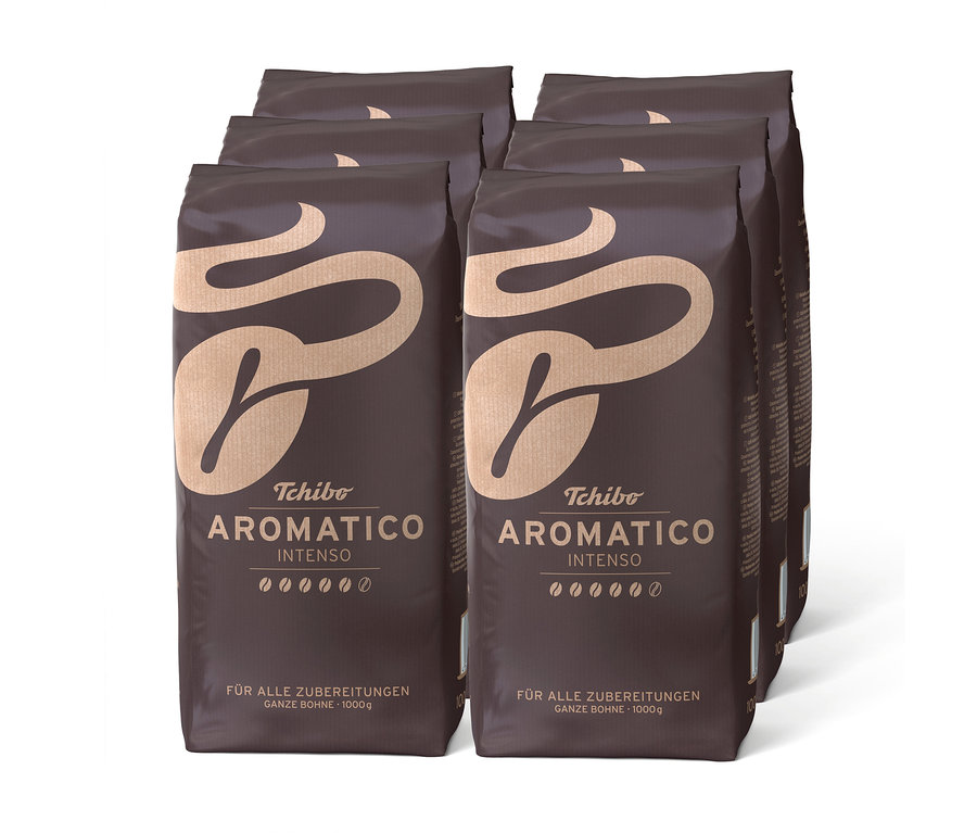 Šest tmavě hnědých balení zrnkové kávy Tchibo Aromatico Intenso, každé po 1 kg, uspořádaných ve dvou řadách.