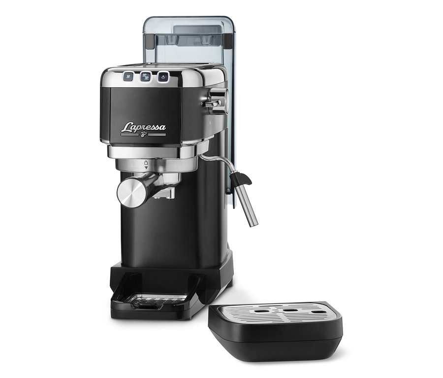 Černý kávovar na espresso.