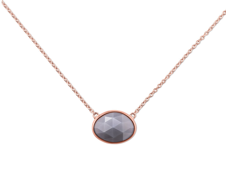 Detail stříbrného náhrdelníku pozlaceného růžovým zlatem s drahým kamenem.