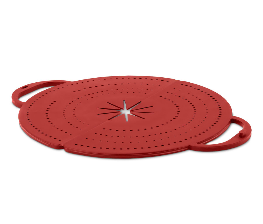 Červený kryt na pánev 4 v 1 s otvory a držadly.