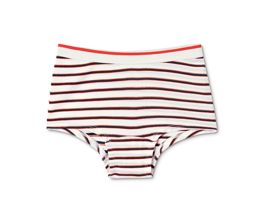 Detailní záběr na dívčí kalhotky, 7 ks, modré s červenými a tmavě modrými vodorovnými pruhy, ležící na bílém pozadí.