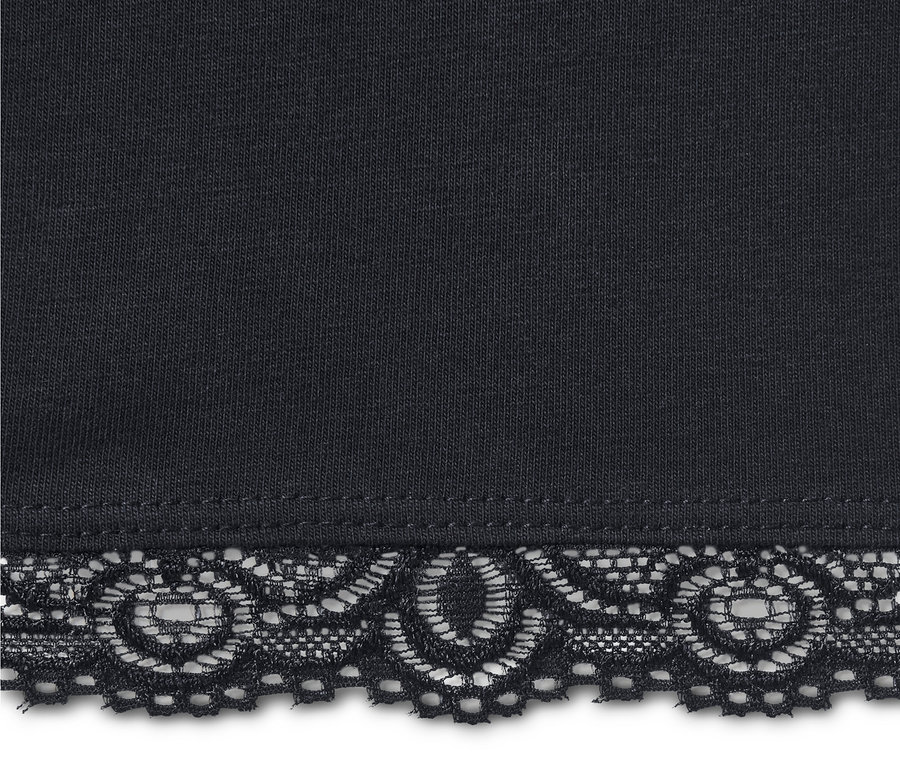 Detail černých 3/4 legín s krajkovým lemem.