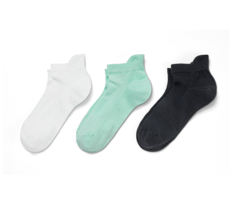 Tři páry krátkých sportovních ponožek: bílé, mátové a černé.