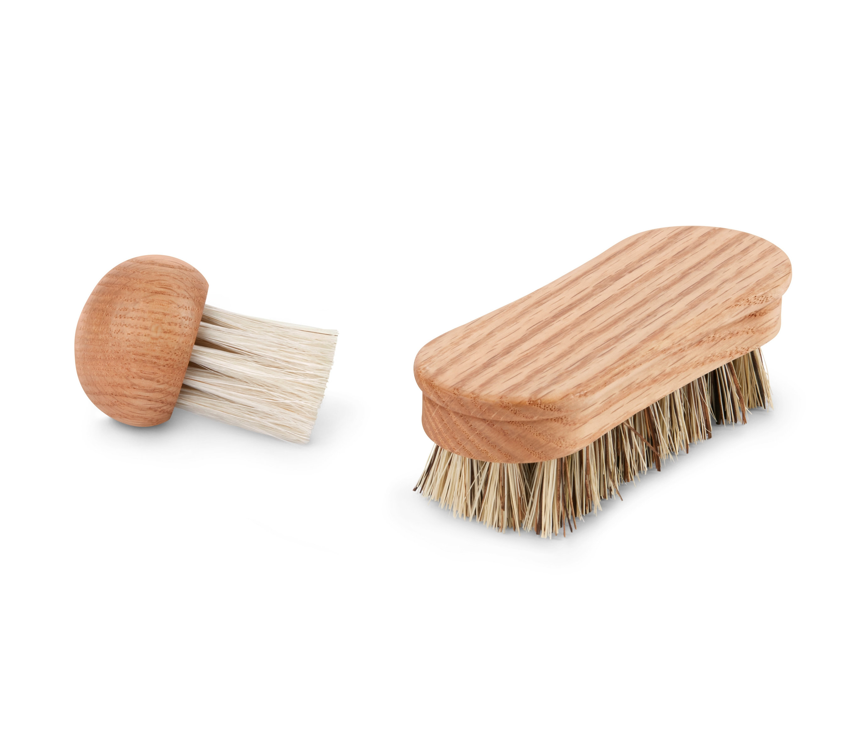 Dva kartáčky na zeleninu s dřevěnou rukojetí.