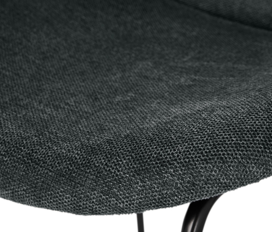 Detail polstrované designové židle v tmavě šedé barvě.