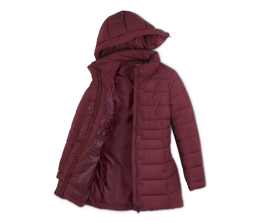 Vínový prošívaný kabát s kapucí, částečně rozepnutý, na bílém pozadí.