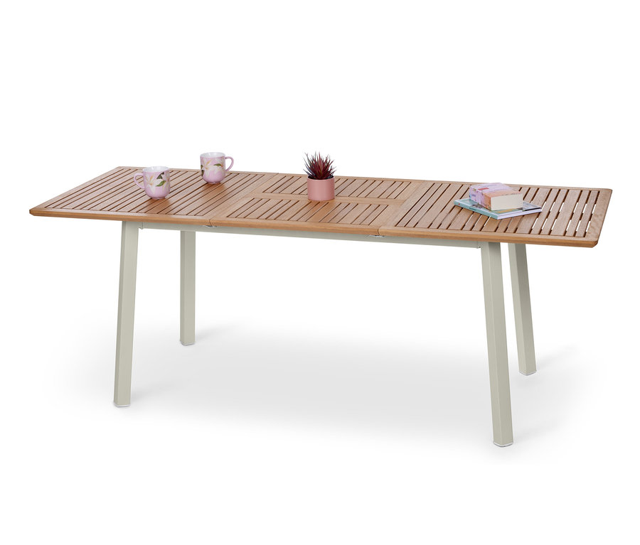 Rozkládací zahradní stůl »Liska« s dvěma hrnky, malou rostlinou v květináči a knihami.