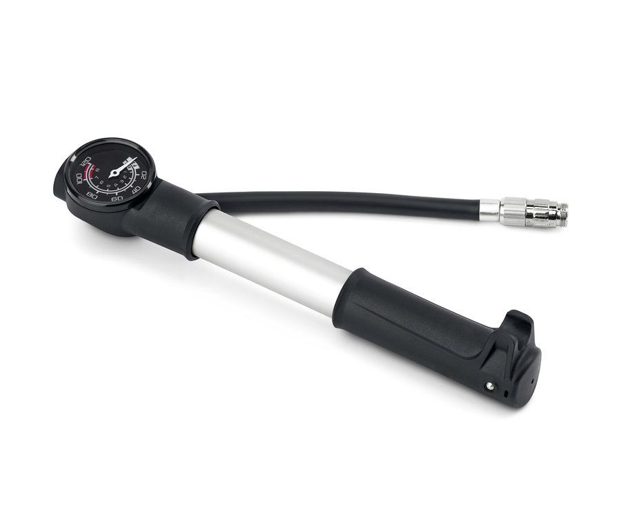 Černo-stříbrná dvoucestná pumpička na bílém pozadí.