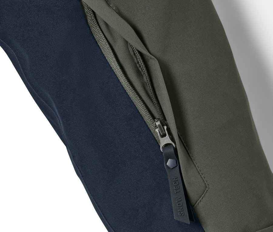 Detail khaki lyžařské bundy s kapsou na zip.