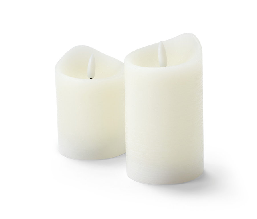 Dvě LED svíčky z pravého vosku, jedna krémově bílá a druhá bílá.