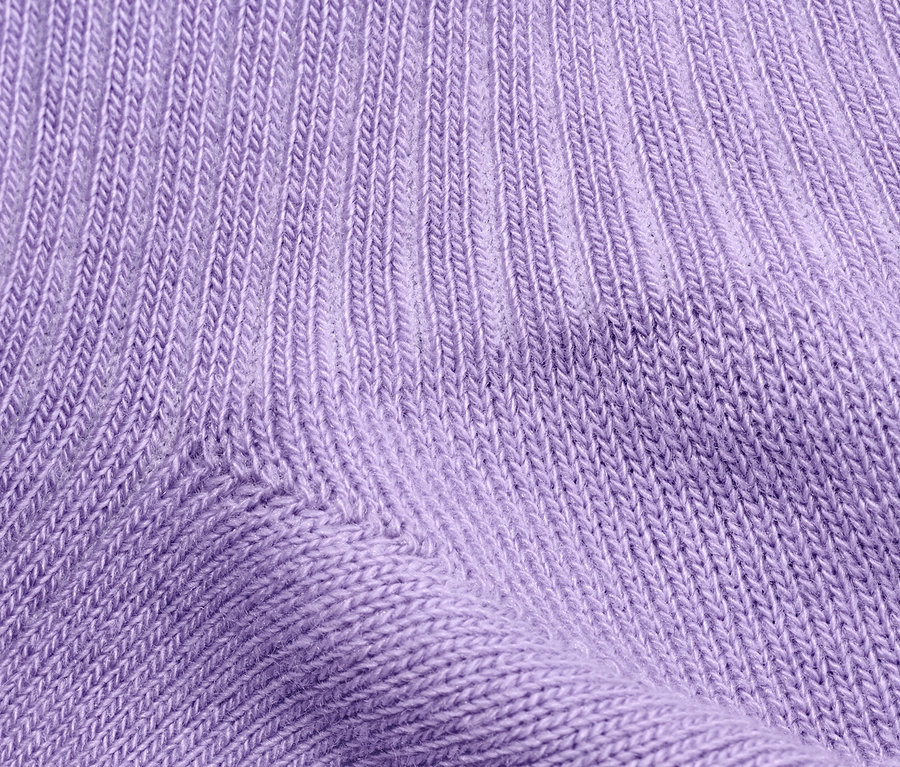 Detailní záběr fialové žebrované ponožky, 2 páry.