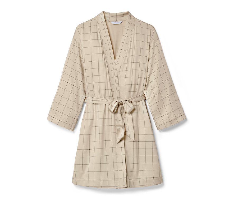 Béžový župan s kostkovaným vzorem a páskem.