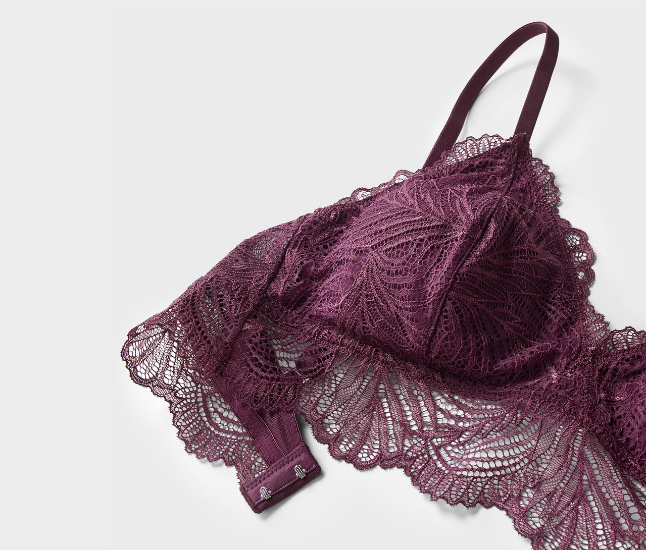 Detail fialové krajkové podprsenky.